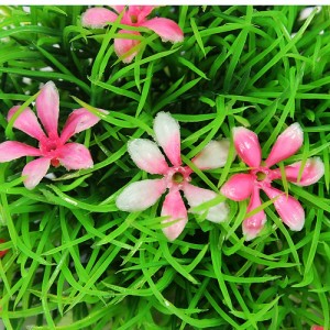 plastgräs med rosa blommor